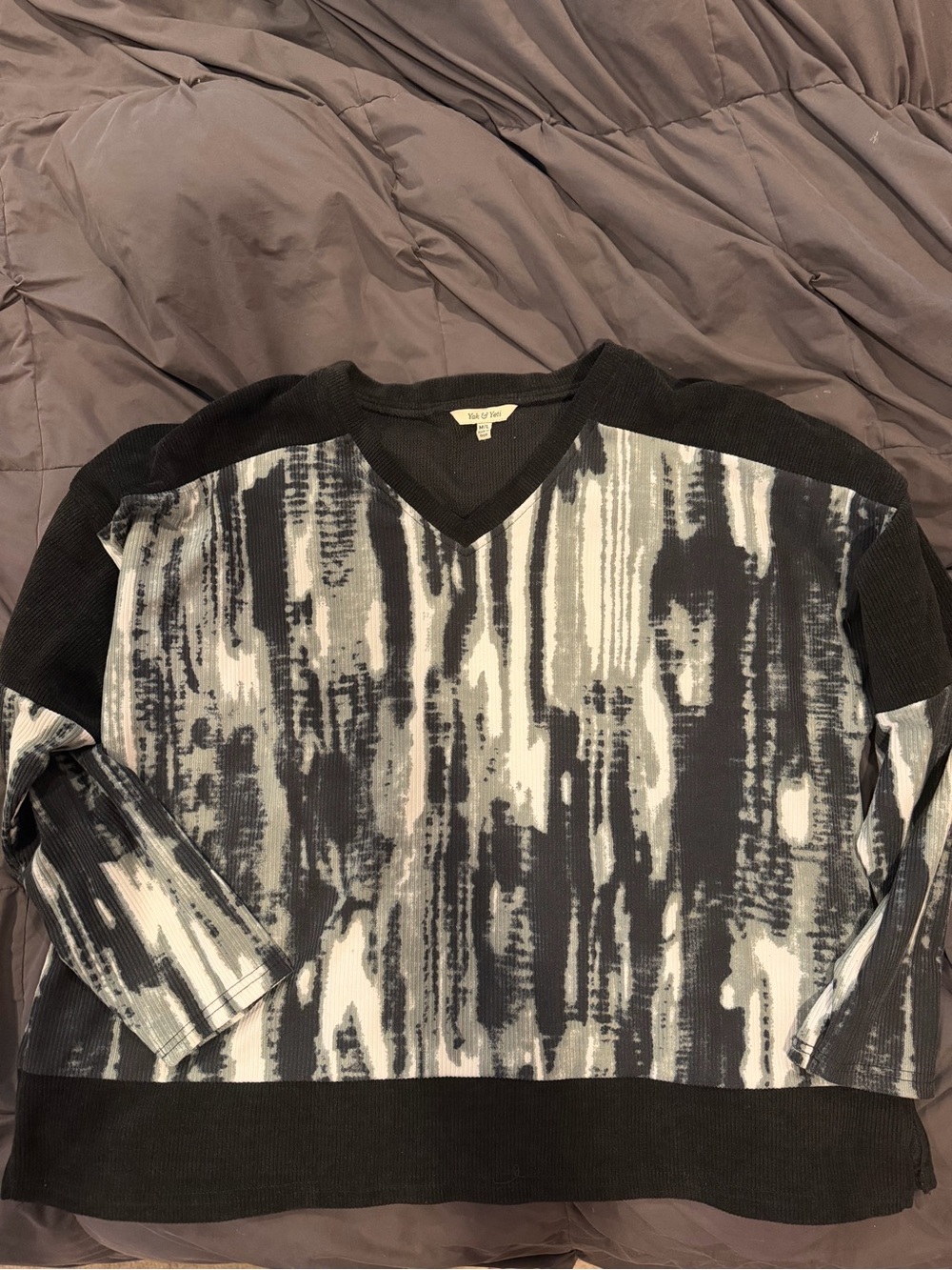 Vince Camuto Black, Gray & White V-Neck Abstract Pattern Sweater